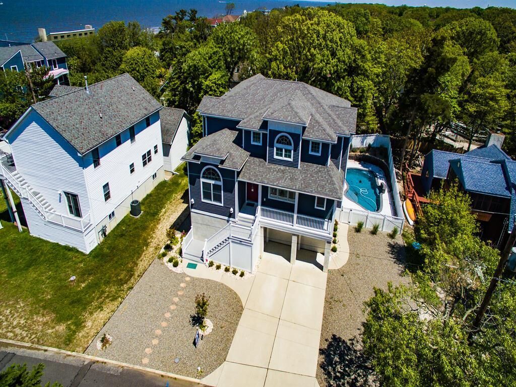Rent for the Holidays! Professionally decorated. Dog friendly. By the Bay. Pool.