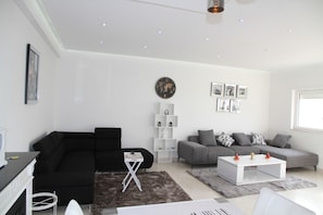 익스클루시브 아파트 | 거실 | 위성 채널 시청이 가능한 55인치 LED TV, TV, 벽난로