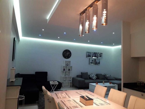 익스클루시브 아파트 | 객실 내 식사 공간