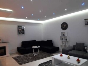 익스클루시브 아파트 | 거실 | 위성 채널 시청이 가능한 55인치 LED TV, TV, 벽난로