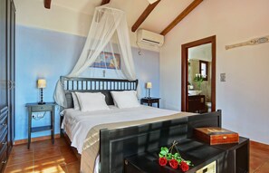 5 habitaciones, escritorio y tabla de planchar con plancha 