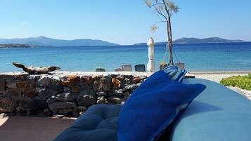 På stranden, solstolar och strandhanddukar