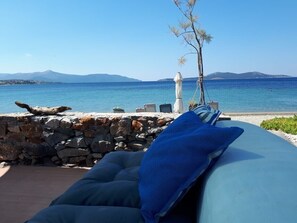 På stranden, solstolar och strandhanddukar