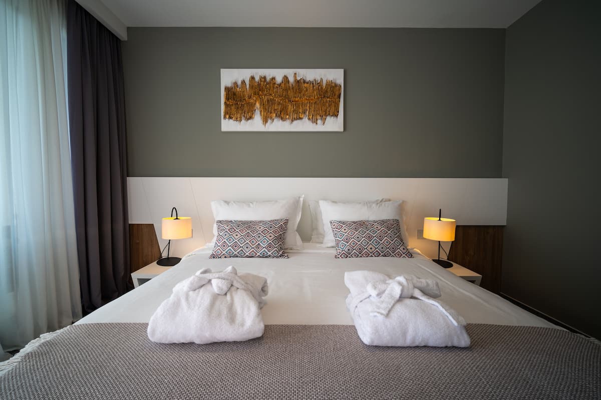 Deluxe tweepersoonskamer, uitzicht op zee | Luxe beddengoed, een minibar, een kluis op de kamer