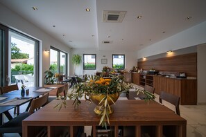 Free daily buffet breakfast