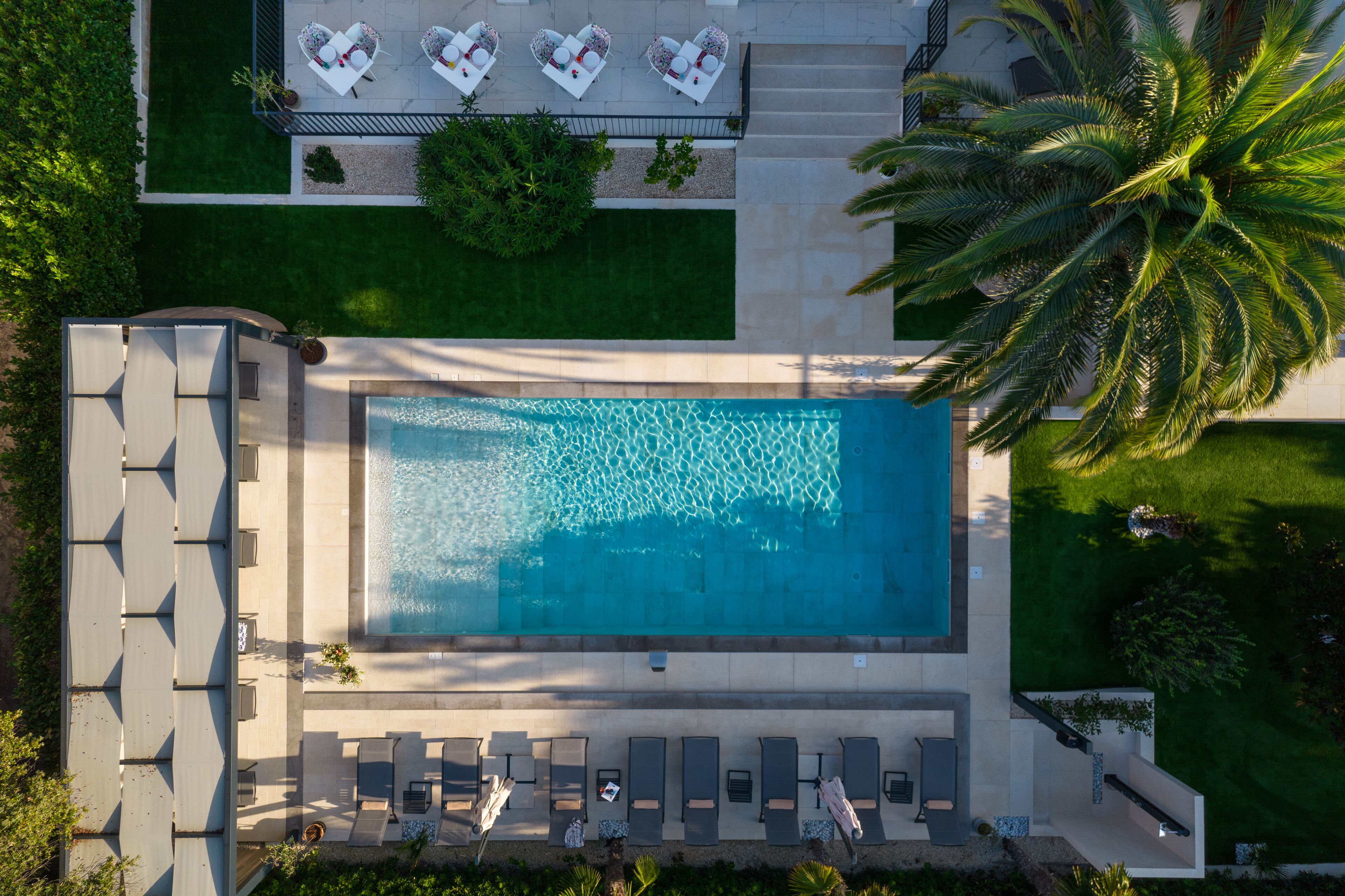 Alberca al aire libre por temporada y camas balinesas gratuitas 