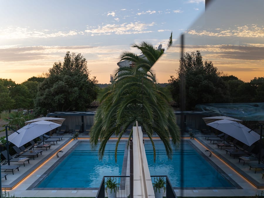 Luksussuite, 1 kingsize-seng, sjøutsikt | Hageutsikt