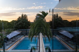 奢华套房, 1 张特大床, 海景 | 花园景观