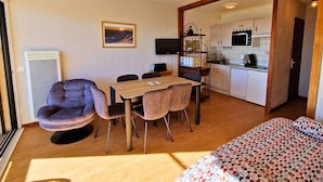 A compact living space with a dining area, kitchenette, and a bed. - Apt 6 pers, south balcony, central, pets allowed, parking, WiFi, dishwasher (Saint-Michel-de-Chaillol)