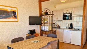 A compact kitchen with a microwave, toaster, and coffee maker. - Apt 6 pers, south balcony, central, pets allowed, parking, WiFi, dishwasher (Saint-Michel-de-Chaillol)