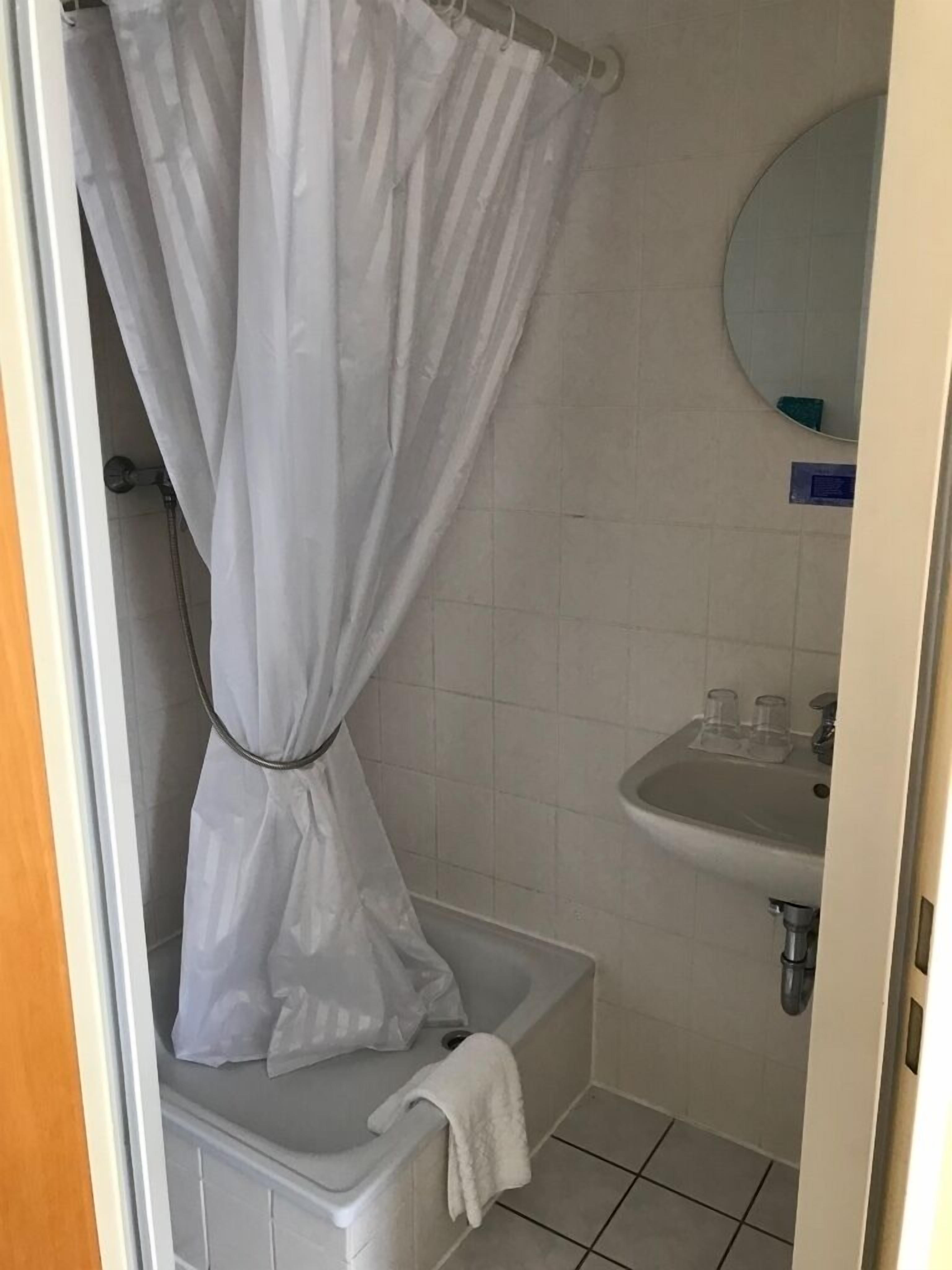 Standard Single Room | Bathroom shower