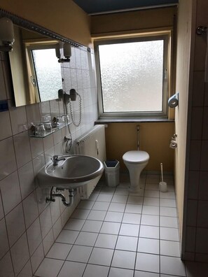 Camera tripla | Bagno | Doccia, asciugacapelli, asciugamani, sapone