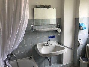 Quarto solteiro standard, 1 cama de solteiro, para não fumantes | Banheiro | Chuveiro, secador de cabelo, toalhas de banho, sabonete
