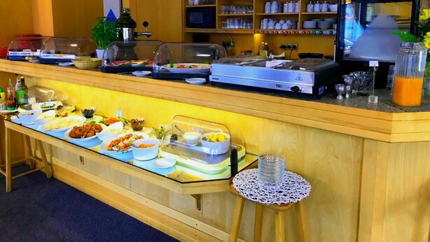 A buffet setup with various food items and a coffee station. - City Hotel Kaiserhof (Saarbrücken)
