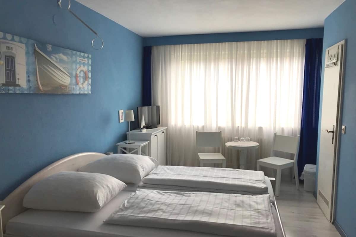 Dreibettzimmer | 2 Schlafzimmer, individuell eingerichtet, laptopgeeigneter Arbeitsplatz