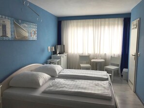 Camera tripla | 2 camere, con arredamento individuale, postazione laptop