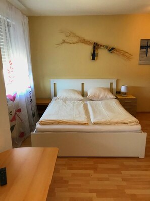 Quarto triplo | Individualmente mobiliados, espaço de trabalho para notebook