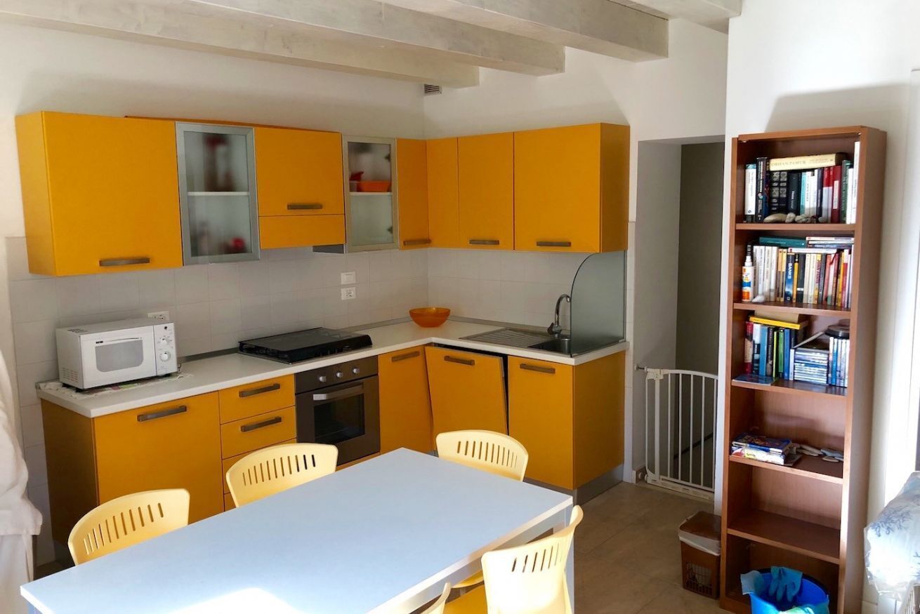 Frigorifero, forno, lavastoviglie, tavolo da pranzo