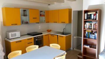 Frigorifero, forno, lavastoviglie, tavolo da pranzo