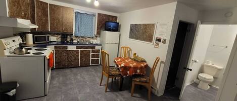 Frigorifero, microonde, forno, piano cottura