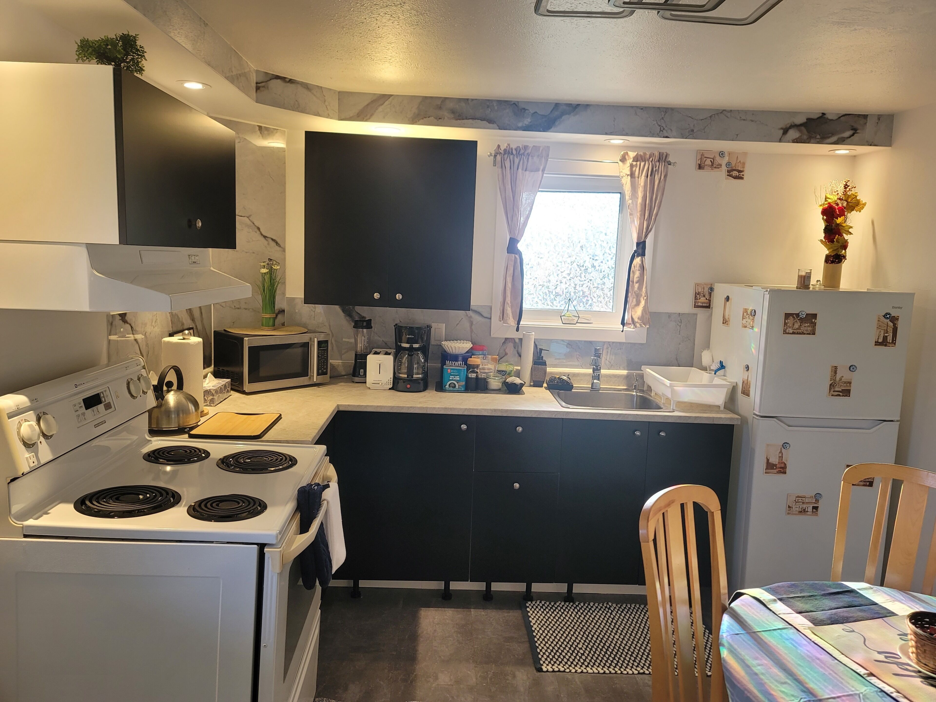 Refrigerador, microondas, horno, placa de cocina