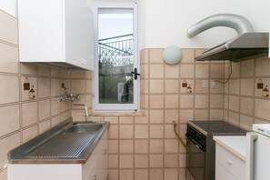 Een koelkast, een oven