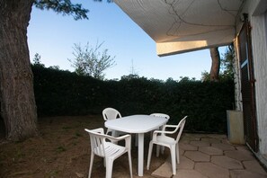 Outdoor dining - M086 - Marcelli, three-room apartment with garden at Residence MareVerde (Marcelli)