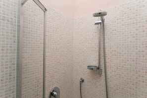 Bruser, bidet, håndklæder