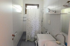 Shower, bidet, towels - N098 - Numana, new three-room apartment with garden in a residence with pool (Sirolo)