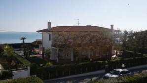 A house with a tiled roof, a chimney, and a view of the sea. - M087 - Marcelli, three-room apartment with terrace at the Mareverde residence (Marcelli)