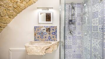 Suihku, hiustenkuivaaja, pyyhkeet