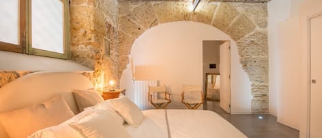 2 quartos, ferros/tábuas de passar roupa, roupa de cama