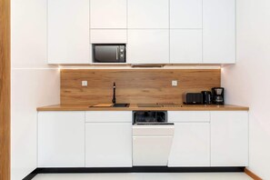 Fridge, microwave, stovetop, dishwasher