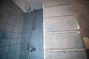 Douche, bidet, serviettes fournies, savon