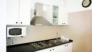 Een koelkast, een magnetron, een kookplaat