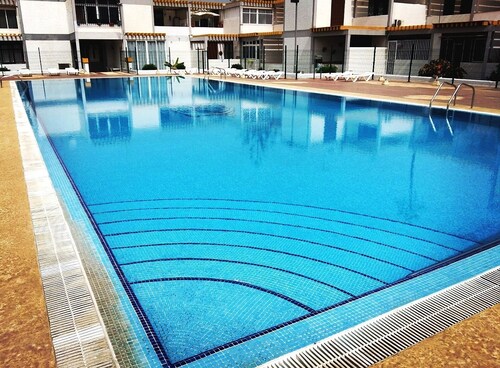 Apartment with pool, terrace overlooking the pool. Wifi. Chromecast Google TV.