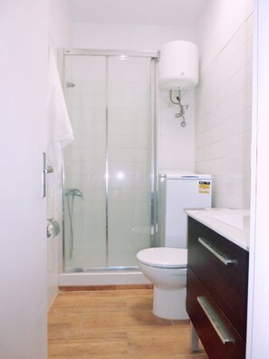 Een douche, een haardroger, handdoeken, zeep