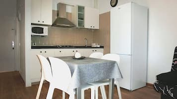 Een koelkast, een magnetron, een kookplaat