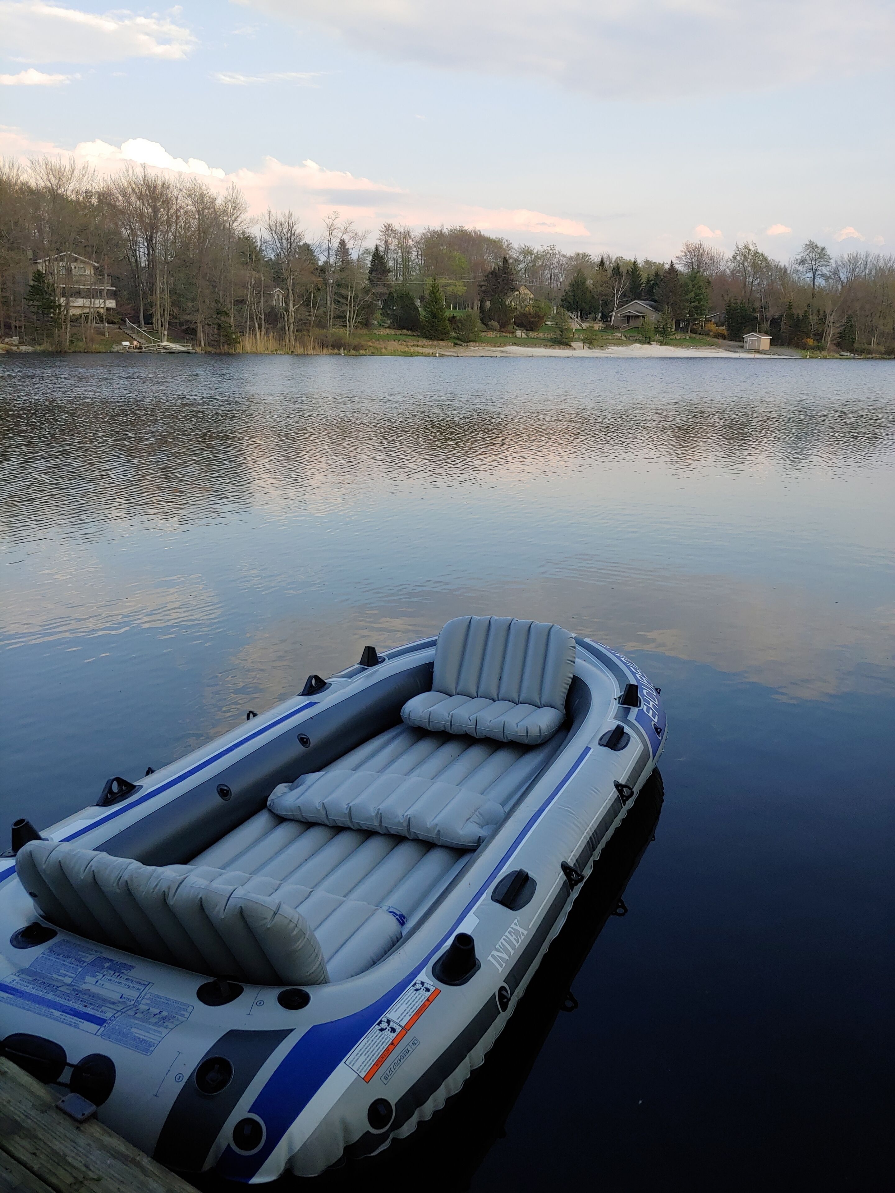 Cozy Lakefront Chalet close to Camelback! Come enjoy the lake or the snow. 