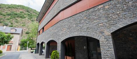 المنشأة من الخارج