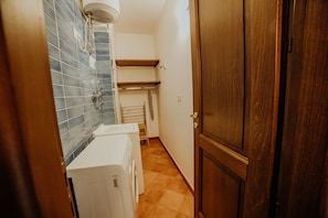 Dusche, Bidet, Handtücher, Toilettenpapier
