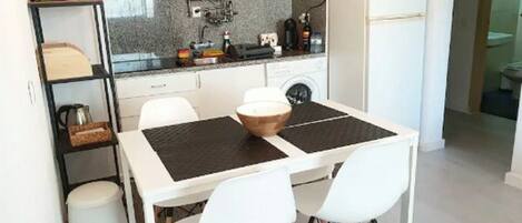 Kühlschrank, Mikrowelle, Herdplatte, Wasserkocher mit Kaffee-/Teezubehör