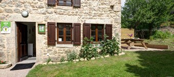 Charming stone cottage with terrace and BBQ, ideal for 4 people, pets allowed