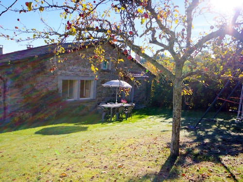 Charming cottage in Saint-Didier-sur-Rochefort, pets allowed, perfect for 4 guests