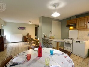 Dining - Charming cottage in Saint-Didier-sur-Rochefort, pets allowed, perfect for 4 guests (Saint-Didier-sur-Rochefort)