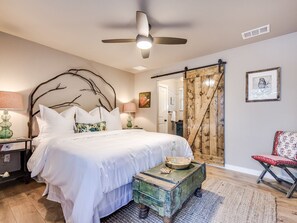 7 bedrooms, iron/ironing board, free WiFi, bed sheets - 2 Houses - 6 Acres, Riverfront, Pool, Hot Tub, BEAUTIFUL VALLEY (Blanco)