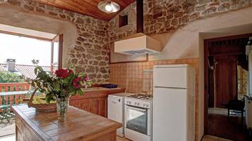 Een koelkast, een microgolfoven, een vaatwasser