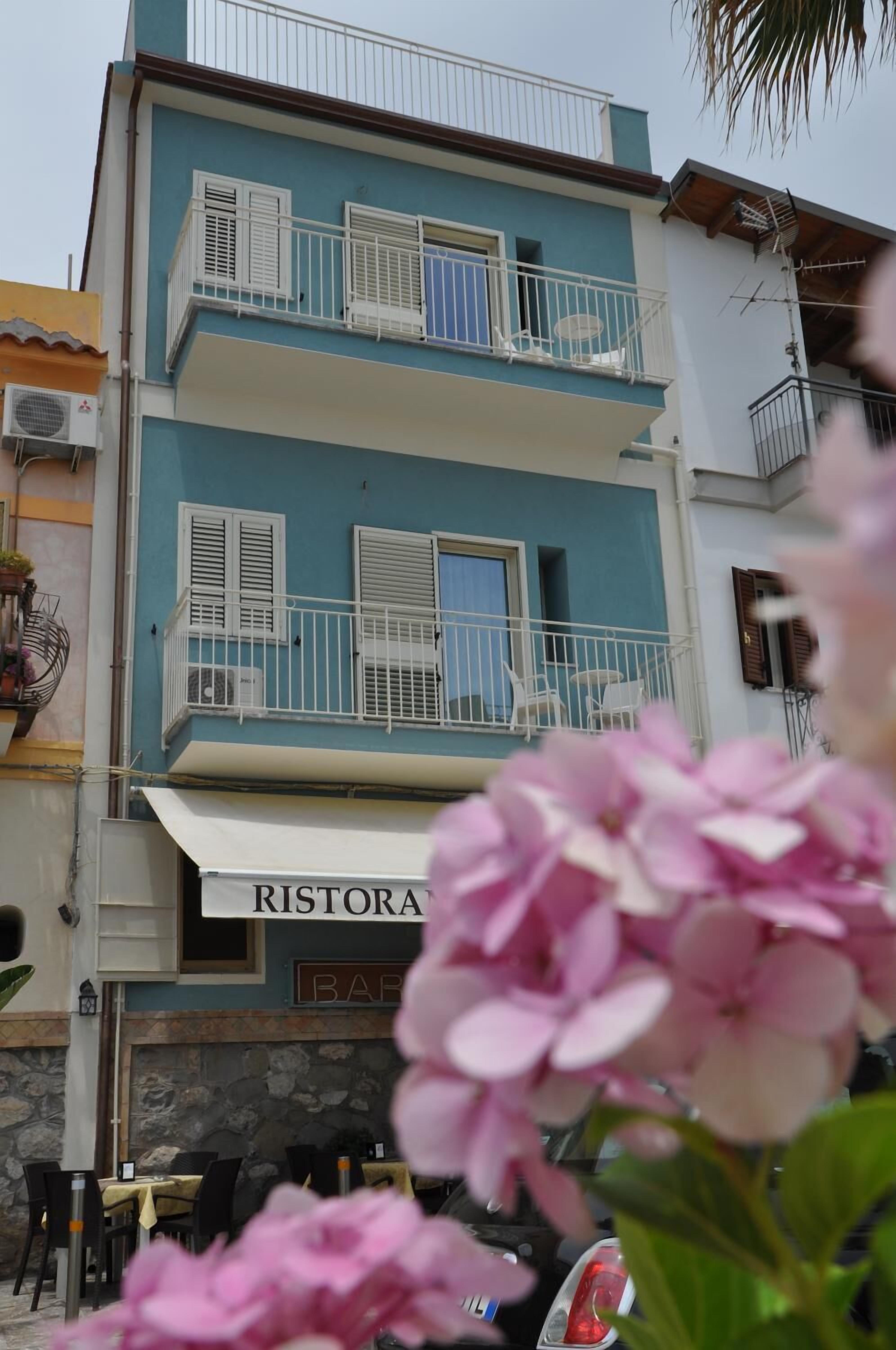 Un edificio de dos plantas con un restaurante llamado "RISTORATA" en la planta baja.