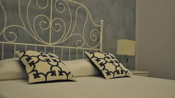 Minibar, una scrivania, tende oscuranti, Wi-Fi gratuito