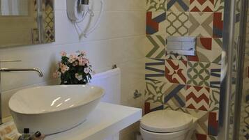 Douche, douche à « effet pluie », articles de toilette gratuits